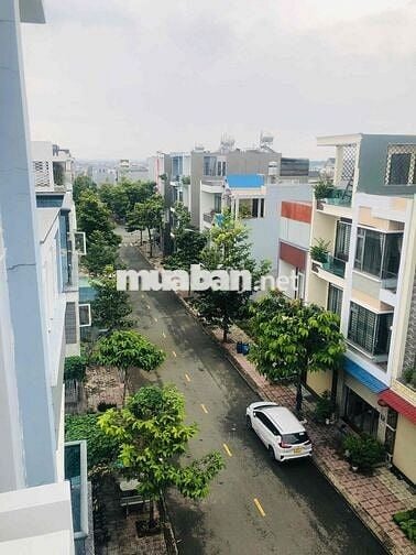 Bán nhà phố gần làng đại học thủ đức