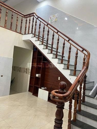 Chính chủ gửi bán căn nhà 1 trệt 1 lầu và 3 phòng ngủ - sát QL13 