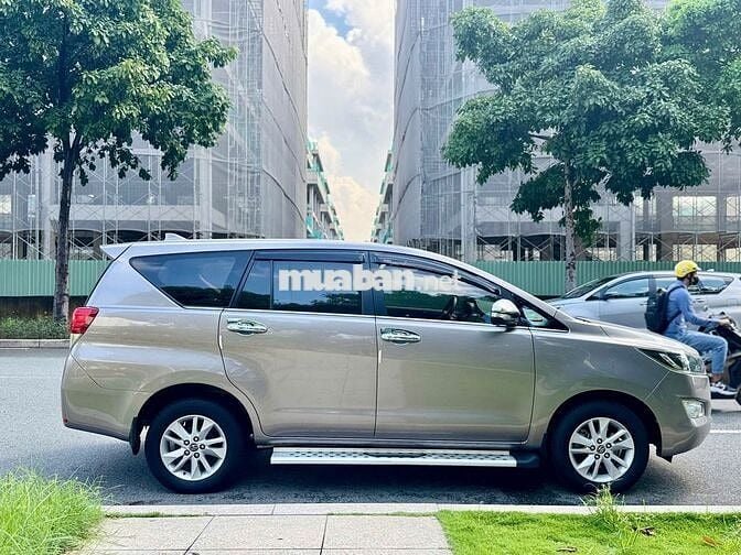 Toyota Innova 2017 2.0E - 12000 km