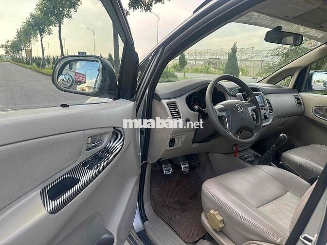 Toyota Innova 2015 2.0E - 310181 km