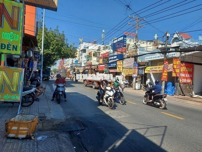 SIẺU PHẨM NGAY ĐÈN ĐỎ KHU TÊN LỬA 8,6m X 20m TRỐNG SUÓT ĐẸP KD TỰ DO