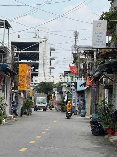 Ban’ MT Nguyễn Đức Thiệu ngang 8m 135m2 P. Dĩ An có sẵn nhà C4 sân oto