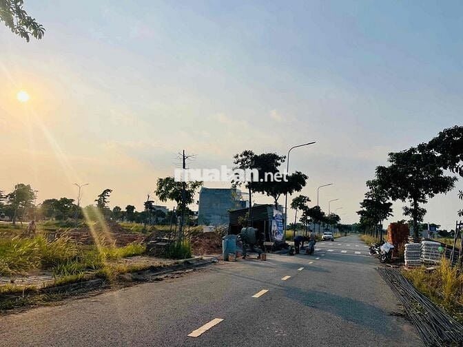 Bán lô A28 đối diện trường học chỉ 1 tỷ 111 Mega city Bến Cát