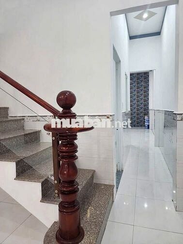 Bán gấp căn nhà 1 triệt 1 lầu - Củ Chi. DT 102m2, Giá 1 tỷ 050. SHR.