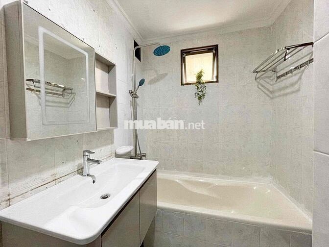 10p qua Q5,11 Thang mây Full nội thất cửa sổ trời nhà xe rộng camera