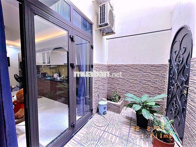 Cho Thuê Căn Hộ Balcony/Sân Vườn, Full Nội Thất, Gần Ngã Tư Hàng Xanh