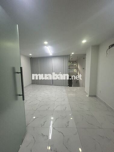 NHÀ  CHO THUÊ MT HUỲNH VĂN BÁNH_ 6X22M_ TRỆT 4 LẦU. THANG MÁY.
