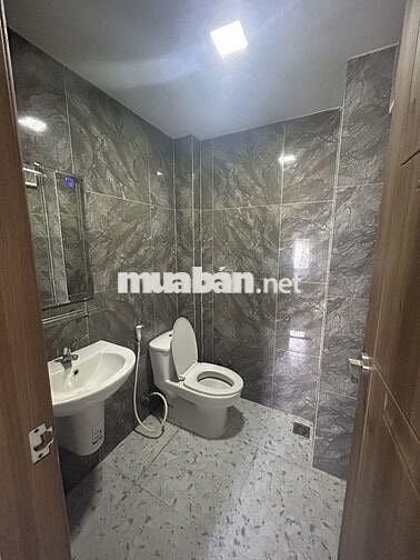 NHÀ  CHO THUÊ MT HUỲNH VĂN BÁNH_ 6X22M_ TRỆT 4 LẦU. THANG MÁY.