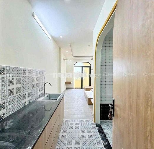 (Thương lượng giá ) Phòng mới xây BanCong NGAY BÀ HOM , PHỐ ẨM THỰC