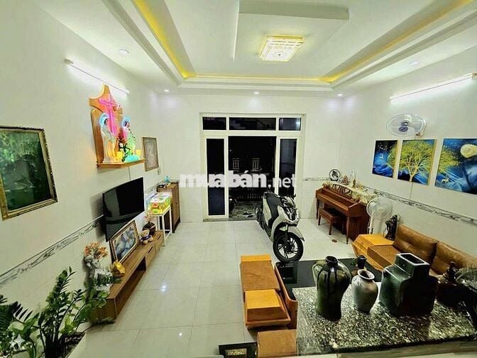 Bán nhà sổ hồng riêng đường trước nhà 8m xe tải