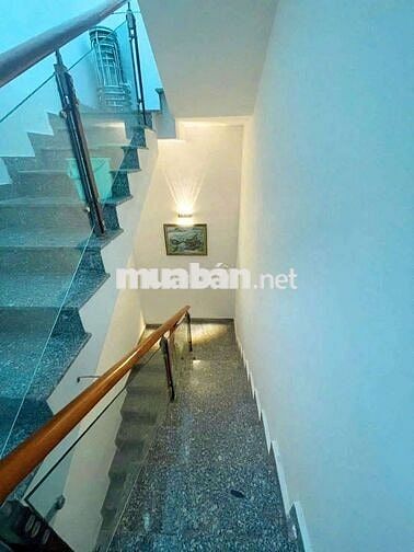 Bán nhà sổ hồng riêng đường trước nhà 8m xe tải