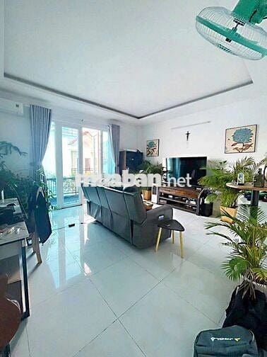 Bán nhà sổ hồng riêng đường trước nhà 8m xe tải