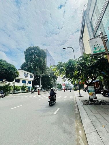 Cho thuê toà nhà mới xây 7 tầng đường Phan Đăng Lưu, P7, Q.PN
