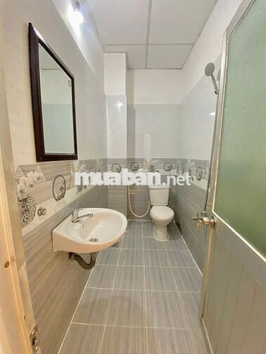 Cho thuê phòng trọ 16m2 lầu 3, có Bancol + cửa sổ trời.