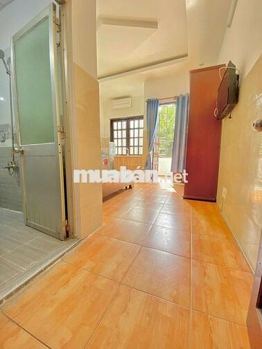 Cho thuê phòng trọ 16m2 lầu 3, có Bancol + cửa sổ trời.