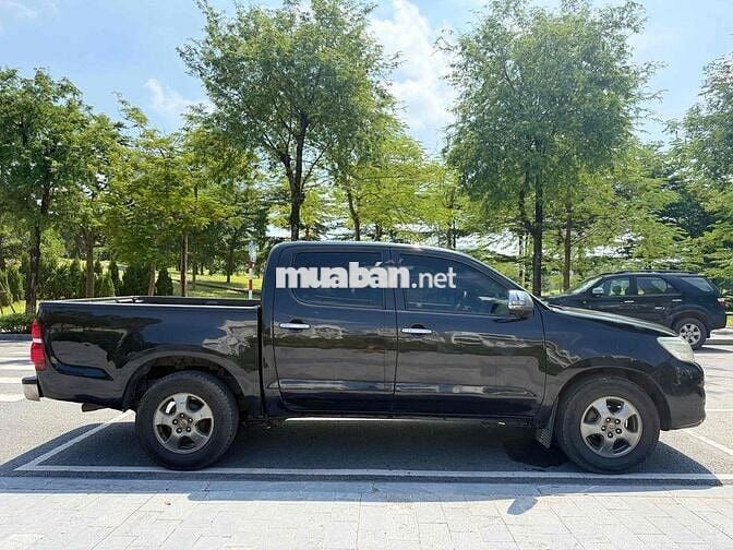 Toyota Hilux 2011 2.5E 4x2 MT - 300000 km