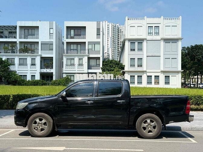 Toyota Hilux 2011 2.5E 4x2 MT - 300000 km