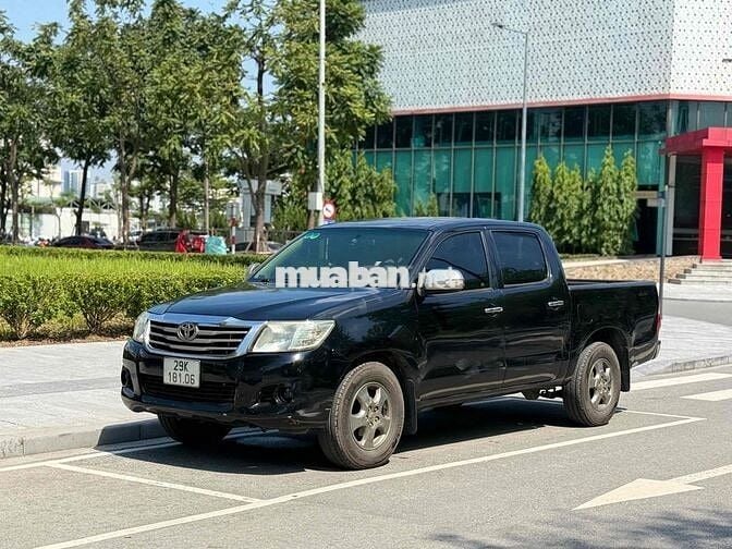 Toyota Hilux 2011 2.5E 4x2 MT - 300000 km
