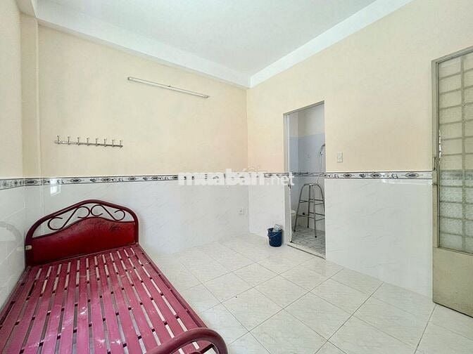 phòng studio cửa sổ trời thoáng mát gần ngã 5 chuồng chó siêu thị Go