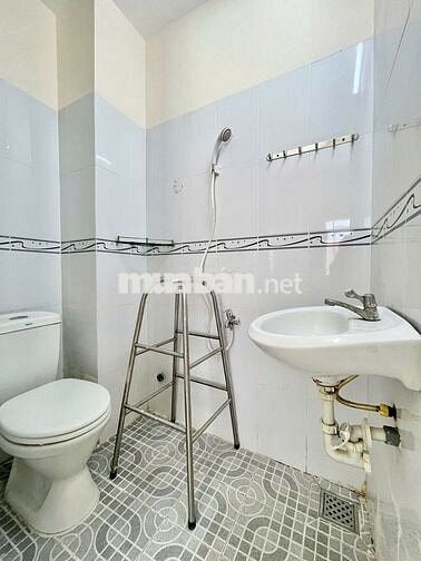 phòng studio cửa sổ trời thoáng mát gần ngã 5 chuồng chó siêu thị Go