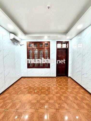 nhà cạnh ga Hoàng cầu. 50m2. Ngõ rộng 5m. 10m ra mặt phố. Ô tô đỗ cửa