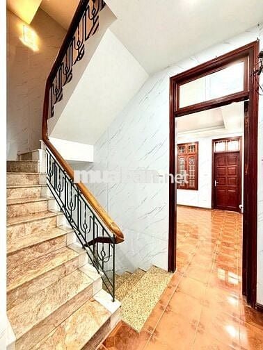 nhà cạnh ga Hoàng cầu. 50m2. Ngõ rộng 5m. 10m ra mặt phố. Ô tô đỗ cửa
