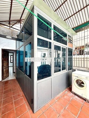 nhà cạnh ga Hoàng cầu. 50m2. Ngõ rộng 5m. 10m ra mặt phố. Ô tô đỗ cửa