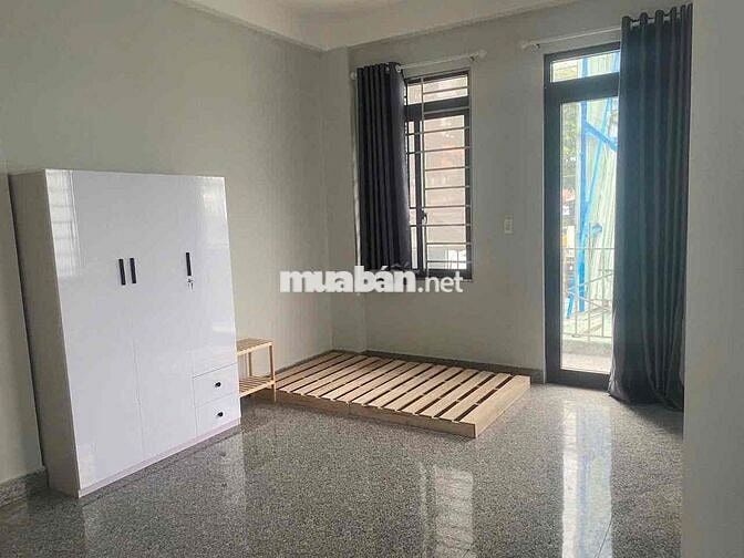 Cho thuê phòng trọ ban công 2 mặt , tách bếp , cửa sổ thoáng mát mặt t