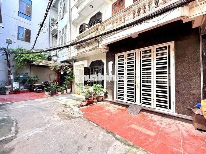nhà cạnh ga Hoàng cầu. 50m2. Ngõ rộng 5m. 10m ra mặt phố. Ô tô đỗ cửa