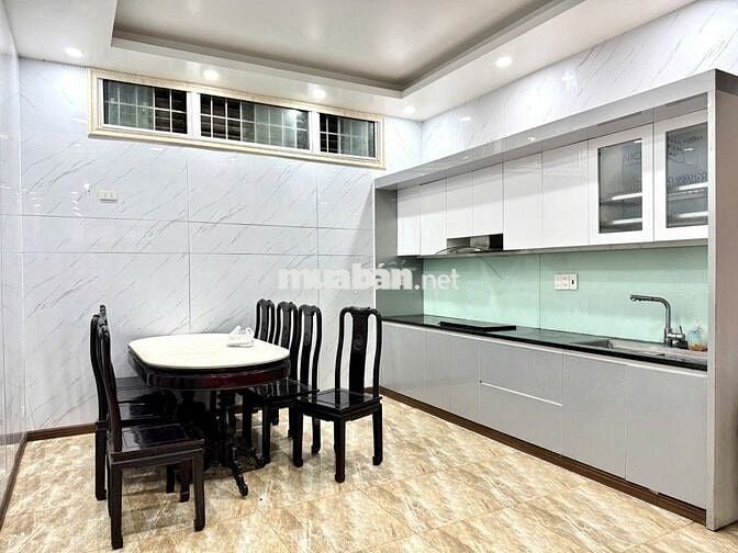 nhà cạnh ga Hoàng cầu. 50m2. Ngõ rộng 5m. 10m ra mặt phố. Ô tô đỗ cửa