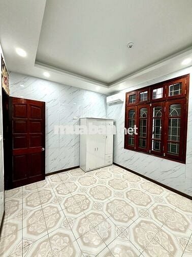 nhà cạnh ga Hoàng cầu. 50m2. Ngõ rộng 5m. 10m ra mặt phố. Ô tô đỗ cửa