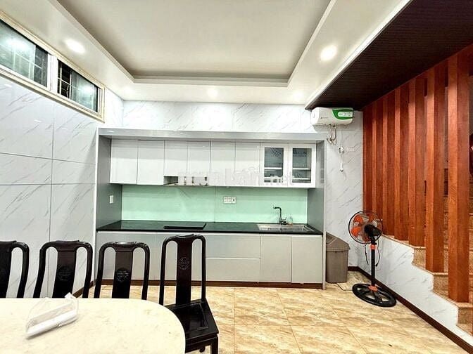 nhà cạnh ga Hoàng cầu. 50m2. Ngõ rộng 5m. 10m ra mặt phố. Ô tô đỗ cửa
