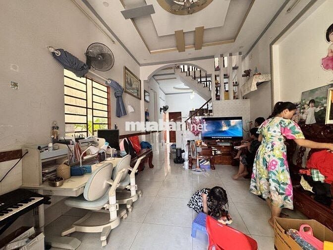 Bán nhà 2 Tầng Dĩ An,SHR đường xe hơi,gần Nhà Thi Đấu Dĩ An,giá đầu tư