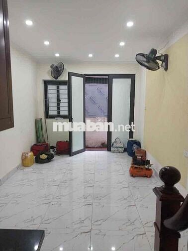 Tầm 2 tỷ có nhà Định Công-oto 30m-Gần phố-28m*3T;3ngủ