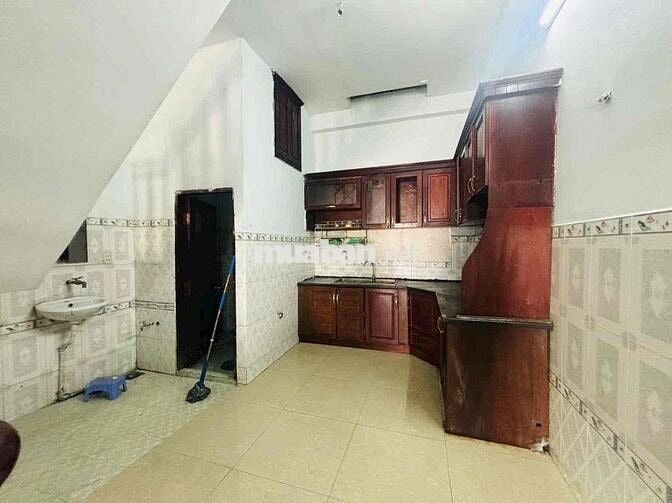 NHÀ MẶT TIỀN TRỆT 2 LẦU SÁT CHỢ VƯỜN LÀI CHO THUÊ