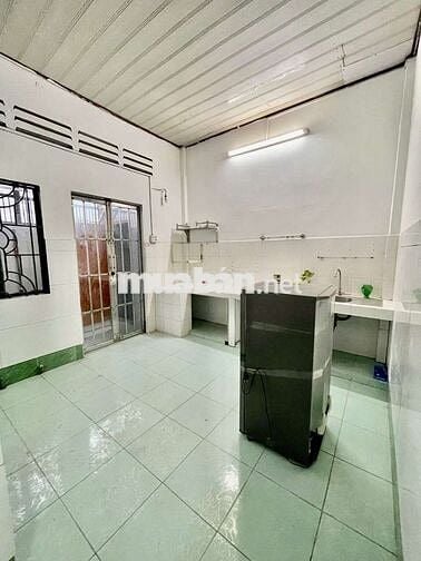 Cần cho thuê nhà mới sơn rộng có máy lạnh gần trường Nguyễn Du