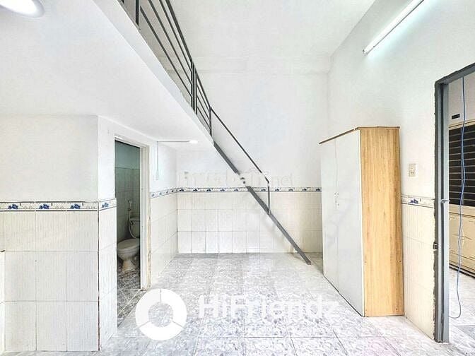 ( PHÒNG RẺ ) - BAN CÔNG - NGAY CẦU VƯỢT HOÀNG HOA THÁM