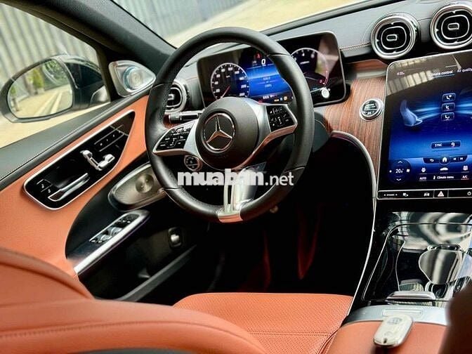 Mercedes-C200 Plus Trắng/ Nội thất nâu, 16.000 Km