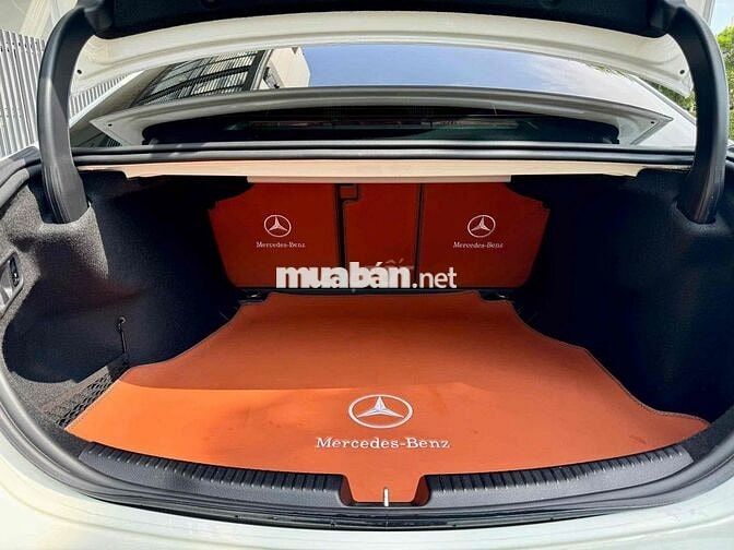 Mercedes-C200 Plus Trắng/ Nội thất nâu, 16.000 Km