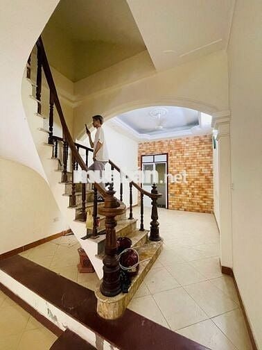 Cho thuê nhà mặt phố Thâm Tâm, phường Yên Hòa. Dt 50m2 x 4 tầng, Mt 4m