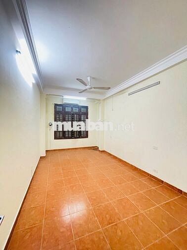 Cho thuê nhà mặt phố Thâm Tâm, phường Yên Hòa. Dt 50m2 x 4 tầng, Mt 4m