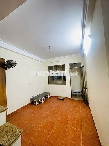 Cho thuê nhà mặt phố Thâm Tâm, phường Yên Hòa. Dt 50m2 x 4 tầng, Mt 4m