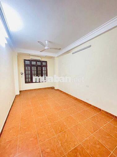 Cho thuê nhà mặt phố Thâm Tâm, phường Yên Hòa. Dt 50m2 x 4 tầng, Mt 4m