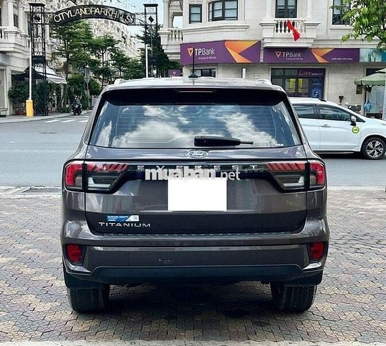 Everest 2024 Titanium 2 cầu - XUẤT HOÁ ĐƠN CÔNG TY