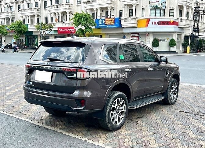 Everest 2024 Titanium 2 cầu - XUẤT HOÁ ĐƠN CÔNG TY