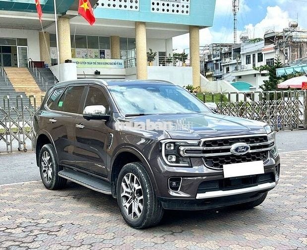 Everest 2024 Titanium 2 cầu - XUẤT HOÁ ĐƠN CÔNG TY