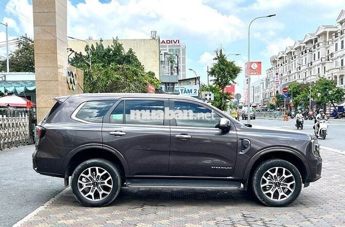 Everest 2024 Titanium 2 cầu - XUẤT HOÁ ĐƠN CÔNG TY