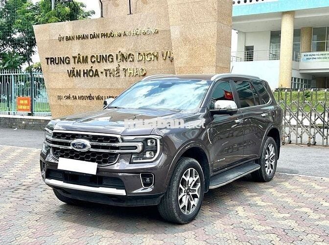 Everest 2024 Titanium 2 cầu - XUẤT HOÁ ĐƠN CÔNG TY