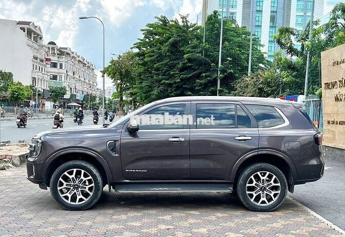 Everest 2024 Titanium 2 cầu - XUẤT HOÁ ĐƠN CÔNG TY