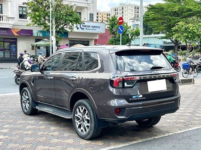 Everest 2024 Titanium 2 cầu - XUẤT HOÁ ĐƠN CÔNG TY